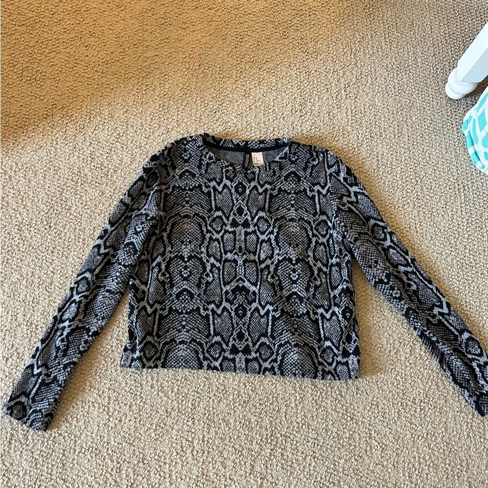 black and grey leopard print cropped long sleeve top